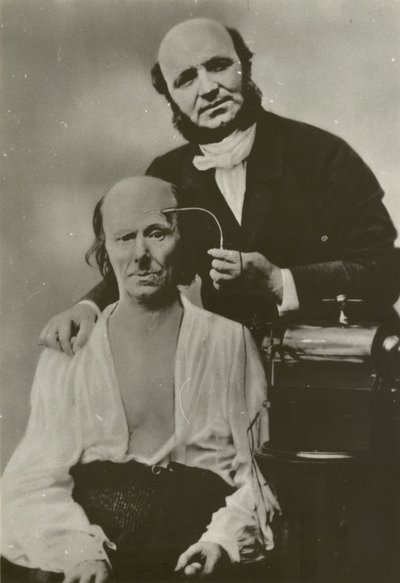 Il neurologo francese Duchenne de Boulogne utilizza il suo apparato di elettrofisiologia su un anziano da Guillaume Benjamin Armand Duchenne de Boulogne