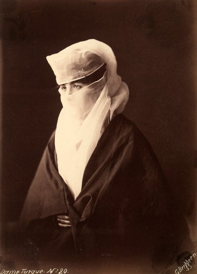 Donna turca con il volto coperto da un chador da Guillaume Berggren
