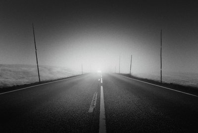 Una strada avvolta nella nebbia da Gustav Davidsson