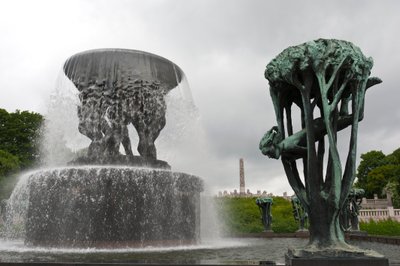 Fontana e scultura "Ragazza su un albero" nel Parco Frogner, Oslo, Norvegia da Gustav Vigeland