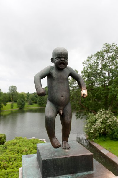 "Sinnatageen" ragazzo arrabbiato, scultura nel Parco Frogner, Oslo, Norvegia da Gustav Vigeland