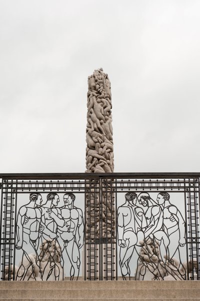 Cancelli in ferro battuto Uomini Nudi e il Monolite delle Persone in granito nel Frogner Park, Oslo, Norvegia da Gustav Vigeland