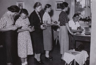 Giovani donne nel Terzo Reich: Wir Arbeitsmaiden, Noi le fanciulle lavoratrici (foto in bianco e nero) da Gustav von Estorff