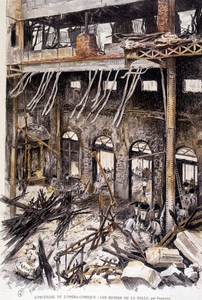 Vigili del fuoco che lavorano tra le rovine della sala dell