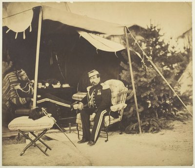 Ufficiali seduti in una tenda, Camp de Châlons, 1857 da Gustave Le Gray