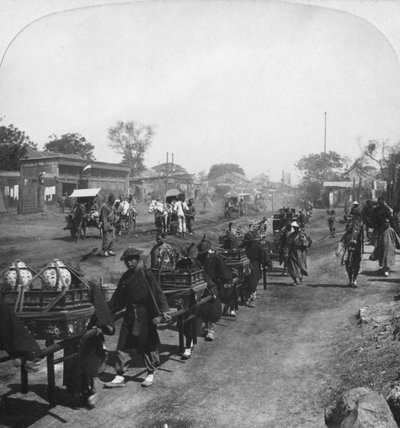 Processione funebre cinese, portando cibo per lo spirito defunto, Pechino, Cina, 1901 da H. C. White