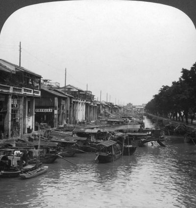 Il canale affollato, dal Ponte Inglese, Canton, Cina, 1901 da H. C. White