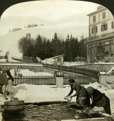 Donne che lavano i vestiti alla fontana pubblica in pieno inverno, Zuoz, Svizzera da H. C. White