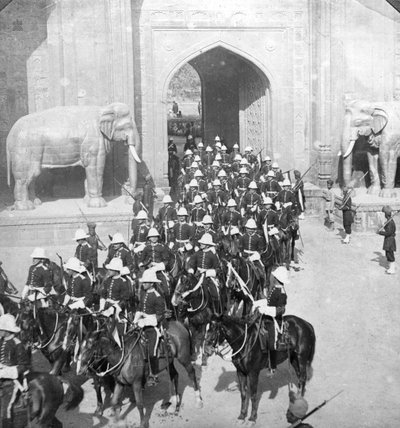 Una processione che passa attraverso la Porta di Delhi, Lahore, Pakistan, 1913 da H. D. Girdwood