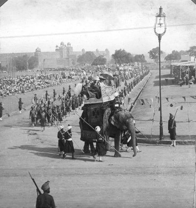Funzionari governativi in una processione di stato, India, 1913 da H. D. Girdwood