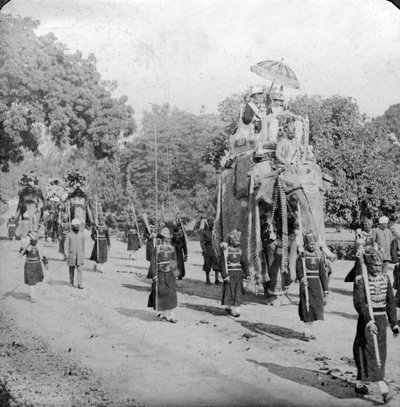 Lord e Lady Harding a cavallo di un elefante, India, 1913 da H. D. Girdwood