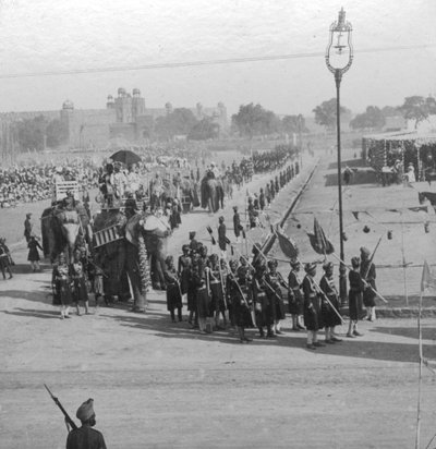 Maharajah che girano intorno a Jumma Muisjid, Delhi, India, 1913 da H. D. Girdwood