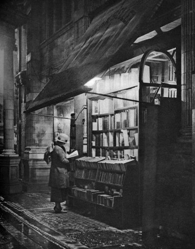 Una libreria a Bloomsbury, Londra, 1926-1927 da H. W. Fincham