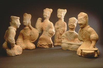 Gruppo di musicisti, ballerini e servitori da Han Dynasty Chinese School