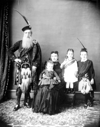 O Donald e Harriet Mackay e famiglia o Charles Ross con sua moglie, Catherine Toma, e figli, c.1885 (foto in bianco e nero) da Hannah Maynard