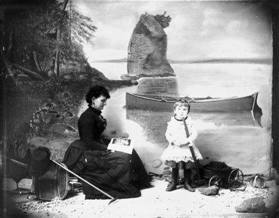Hannah Maynard e una bambina con il suo carretto, 1884 (foto in bianco e nero) da Hannah Maynard