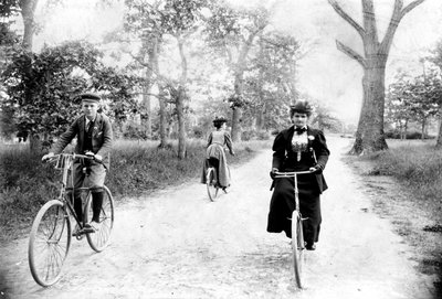 Maynard MacDonald e sua nonna, Hannah Maynard, in bicicletta nel Beacon Hill Park, Victoria, c.1895 (foto in bianco e nero) da Hannah Maynard