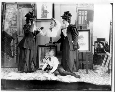 Esposizione multipla di Hannah Hatherly Maynard e suo nipote Maynard McDonald, c.1893 (foto in bianco e nero) da Hannah Maynard