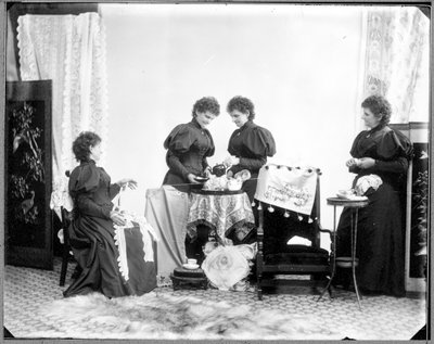 Esposizione multipla di Hannah Maynard - due che prendono il tè, una che tiene un gomitolo di cotone, una che lo avvolge in una palla, c.1895 (foto in bianco e nero) da Hannah Maynard