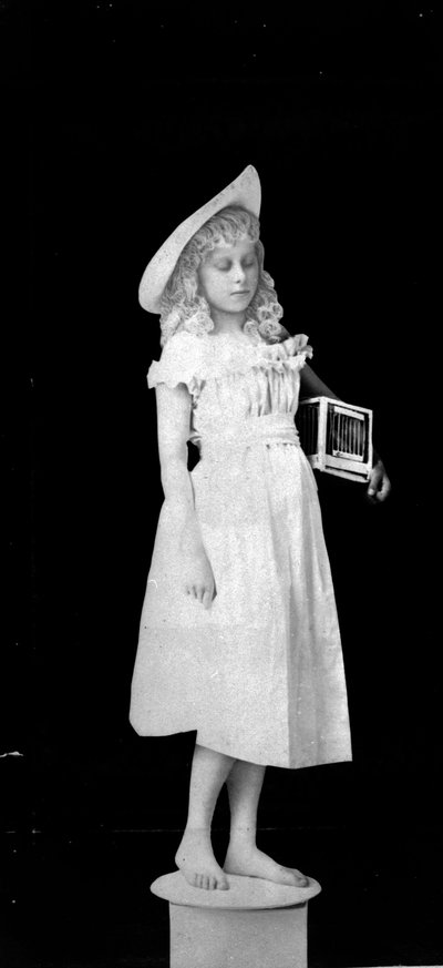 Statue dal vivo; Ragazza che tiene una gabbia per uccelli, c.1890 (foto in bianco e nero) da Hannah Maynard