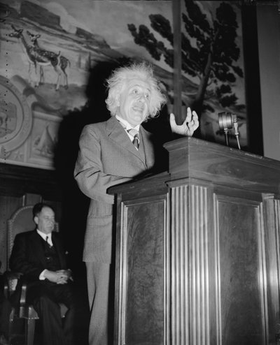 Albert Einstein che parla, c.1940 (foto in b/n) da Harris & Ewing