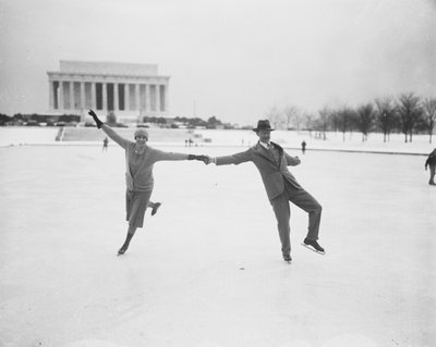 Coppia che pattina sul ghiaccio al Tidal Basin, Washington DC, USA, gennaio 1930 (foto b/n) da Harris & Ewing