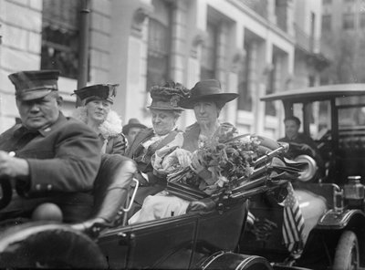 Jeanette Rankin arriva per essere giurata al Congresso da Harris & Ewing