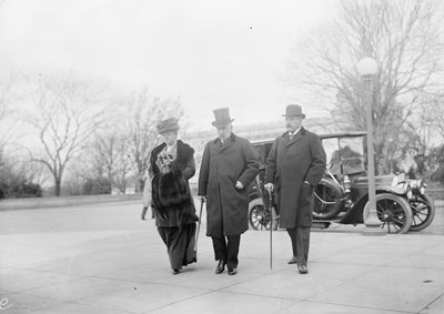 John Pierpont Morgan con il Figlio e la Figlia alla Money Trust Investigation da Harris & Ewing