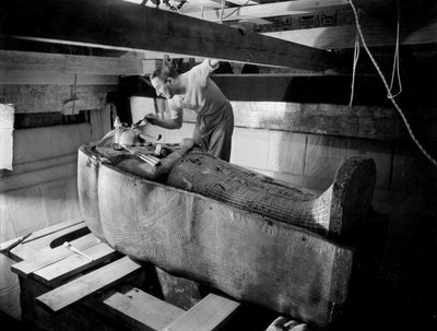 Scoperta della tomba del faraone Tutankhamon nella Valle dei Re (Egitto): nella camera funeraria, Howard Carter lavora sul coperchio del secondo sarcofago, ottobre 1925, foto di Harry Burton da Harry Burton