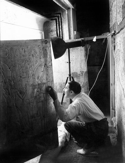 Scoperta della tomba del faraone Tutankhamon nella Valle dei Re (Egitto): Howard Carter guarda attraverso le porte del secondo santuario, 4 gennaio da Harry Burton
