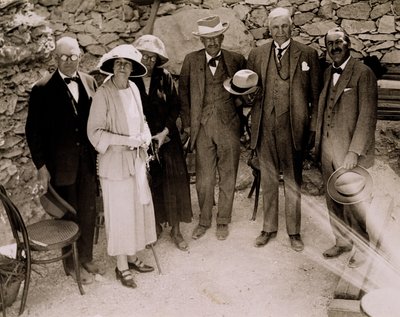 Howard Carter (1873-1939) e un Gruppo di Europei Accanto agli Scavi della Tomba di Tutankhamon, Valle dei Re da Harry Burton