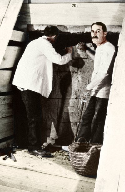 Howard Carter e un collega che scavano una tomba nella Valle dei Re, Egitto, 1922 da Harry Burton