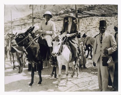 Lady Ribblesdale e Mr Stephen Vlasto che Arrivano su Asini alla Tomba di Tutankhamon, Valle dei Re da Harry Burton