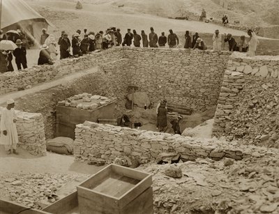 Lord Carnarvon (1866-1923) Lady Evelyn Herbert e Howard Carter (1873-1939) alla tomba di Tutankhamon, Valle dei Re da Harry Burton