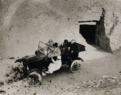 La prima visita di Lord Carnarvon alla Valle dei Re: Lord Carnarvon (1866-1923) e il suo gruppo in automobile da Harry Burton