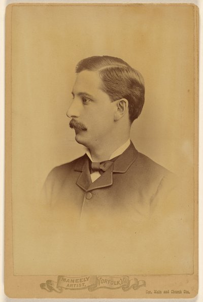 [Uomo non identificato con baffi, di profilo] da Harry F. Maneeley