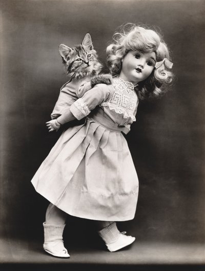 Serie dei gattini: Cavalcare con una bambola, 1914 circa (stampa all