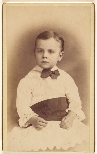 [Bambino non identificato che indossa un papillon, seduto]. da Hastings and White and Fisher