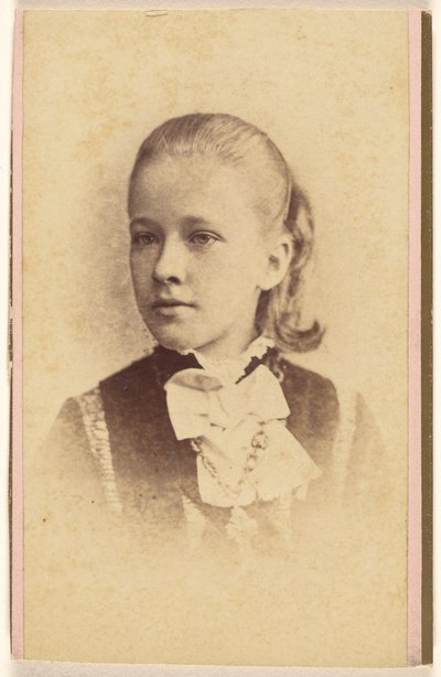 [Ragazza non identificata, stampata in stile vignetta]. da Hastings and White and Fisher