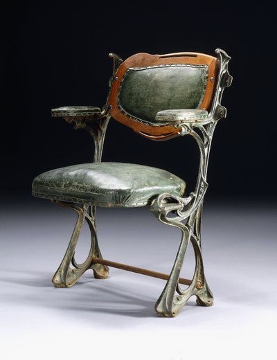 Una sedia in ferro e legno progettata per la Sala Concerti Humbert de Romans, Parigi da Hector Guimard