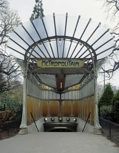 Architettura Art Nouveau: ingresso alla stazione della metropolitana Porte Dauphine a Parigi. Progettato dall