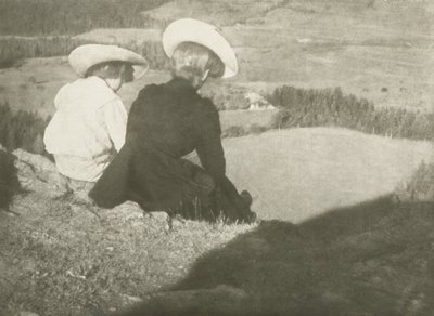 Campi a Birgitz (Hans e Mary seduti) da Heinrich Kuhn