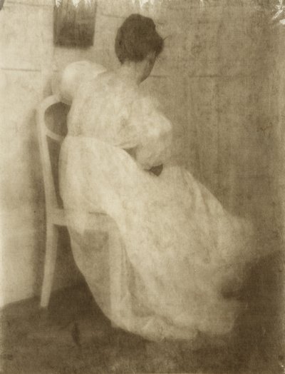 Mary Warner su una sedia bianca, c.1910 da Heinrich Kuhn