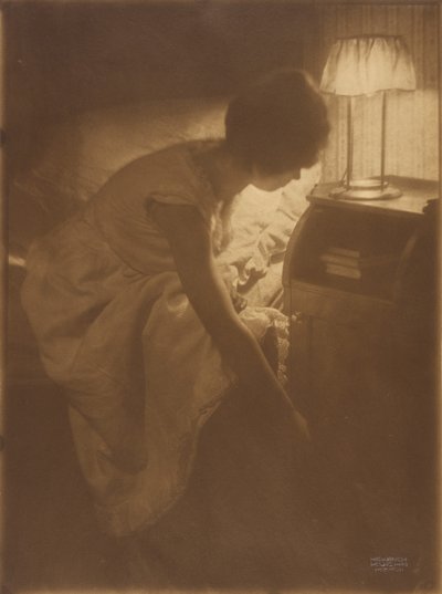 La signorina Mary [Warner] alla sua tavola notturna da Heinrich Kuhn