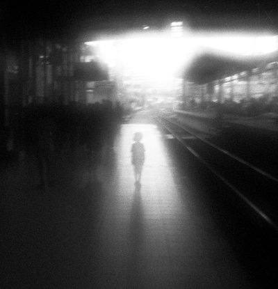 Bambino alla luce della stazione da Hengki Lee