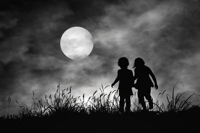 Sagome al chiaro di luna che camminano da Hengki Lee