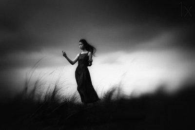 Campo con donna pensierosa da Hengki Lee