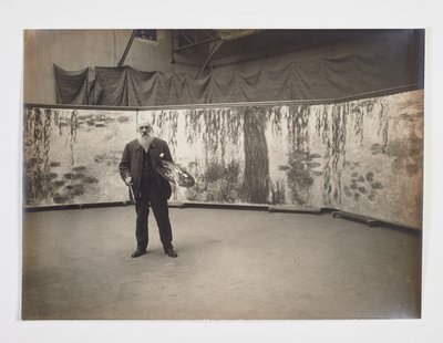 Claude Monet con la sua tavolozza davanti al suo lavoro 