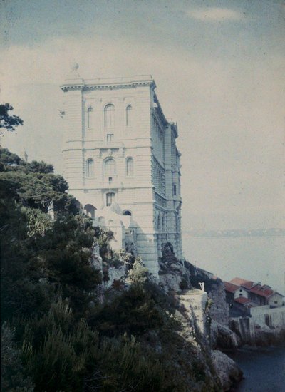 Edificio fortificato elegante sul Golfo di Monaco da Henri Chouanard