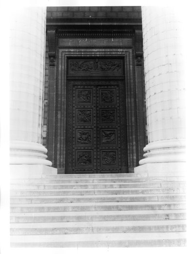 Vista della porta di La Madeleine composta da otto pannelli in rilievo che raffigurano il Decalogo e scene dell